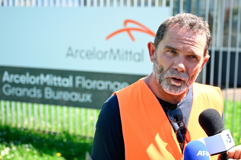 Le responsable du syndicat CFDT Jean Marc Vecrin parlant à la presse durant une manifestation le 30 avril à Florange dans l'est de la France pour protester contre la suppression de quelque 600 postes en France