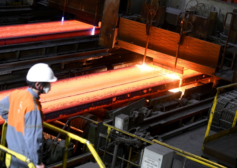 Des ouvriers metallurgistes sur le site ArcelorMittalle 11 février 2022 à Dunkerque, dans le Nord