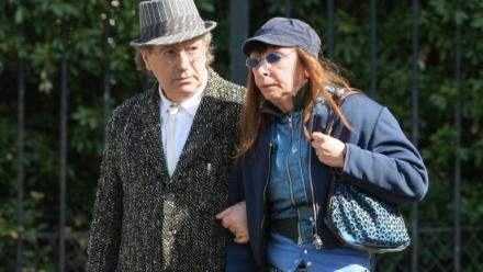 Le musicien et compositeur franco-algérien Areski Belkacem (à gauche) et la chanteuse Brigitte Fontaine quittent la messe d'obsèques du compositeur et chanteur français Alain Bashung, le 20 mars 2009, en l'église Saint-Germain-des-Prés, à Paris