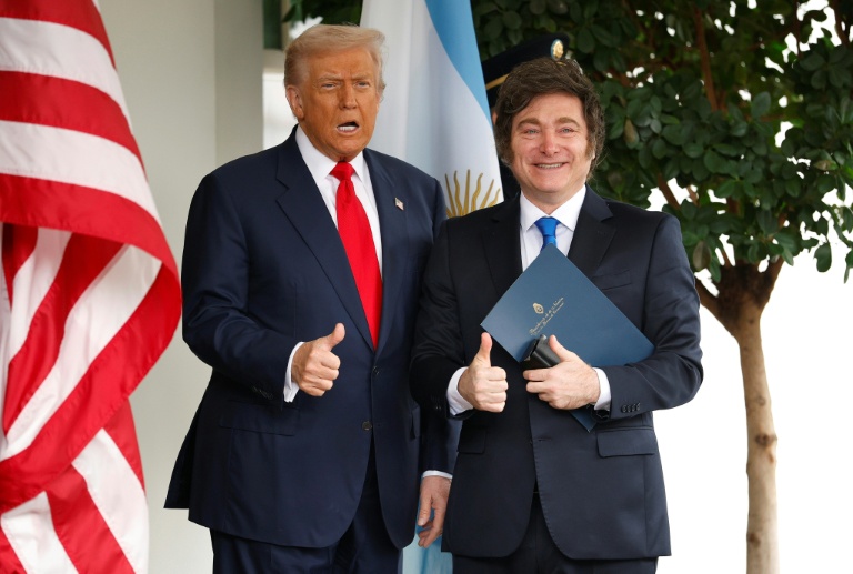 Javier Milei, ici le 14 octobre 2025 avec Donald Trump à Washington, assure à qui veut l'entendre que le soutien financier américain lui est acquis jusqu'à la fin de son mandat,