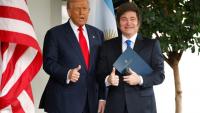 Javier Milei, ici le 14 octobre 2025 avec Donald Trump à Washington, assure à qui veut l'entendre que le soutien financier américain lui est acquis jusqu'à la fin de son mandat, "jusqu'à 2027".              President Trump Meets With Visiting Argentine President Milei At The White House