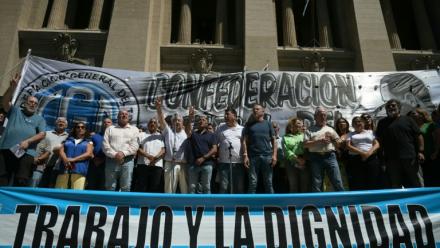 Des dirigeants de la Confédération générale du travail (CGT), des syndicats et des membres des tribunaux du travail lors d'un rassemblement devant le palais de justice de Buenos Aires pour soutenir une action en justice contre la réforme du travail du président argentin Javier Milei, le 2 mars 2026