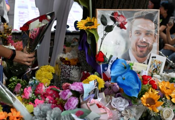 Des fans rendent hommage au chanteur britannique Liam Payne devant l'hôtel CasaSur Palermo, où il est décédé, il y a un an, à Buenos Aires le 16 octobre 2025