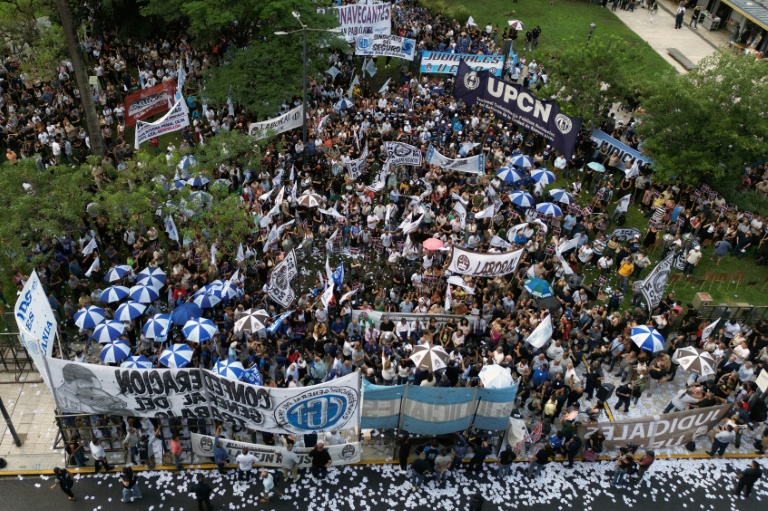 Manifestation contre une réforme du travail promue par le président argentin Javier Milei devant le palais de justice de Buenos Aires, le 24 février 2026