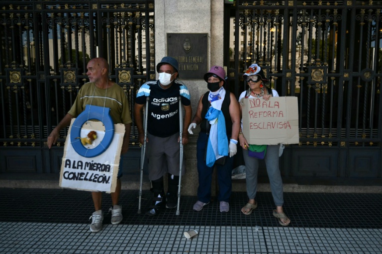 Des manifestants protestent contre la loi réformant la législation du travail, le 27 février 2026 devant le Congrès à Buenos Aires