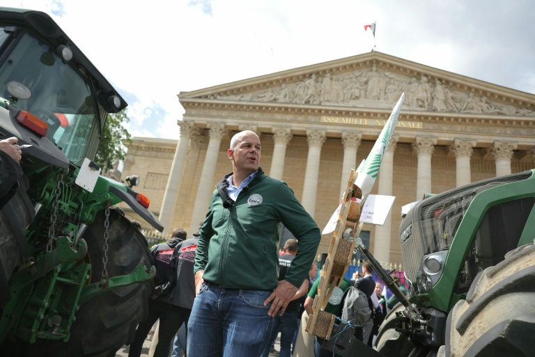 Arnaud Rousseau, président de la FNSEA, lors d'une manifestation organisée par la FNSEA et les Jeunes Agriculteurs (JA) devant l'Assemblée nationale à Paris, le 26 mai 2025, en amont d'un débat parlementaire sur la loi Duplomb