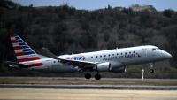 Un avion d'American Eagle, effectuant un vol régional pour American Airlines, pour le premier vol commercial direct entre les Etats-Unis et le Venezuela depuis sept ans, atterrit à l'aéroport international Simon Bolivar de La Guaira, dans l'État de La Guaira, au Venezuela, le 30 avril 2026