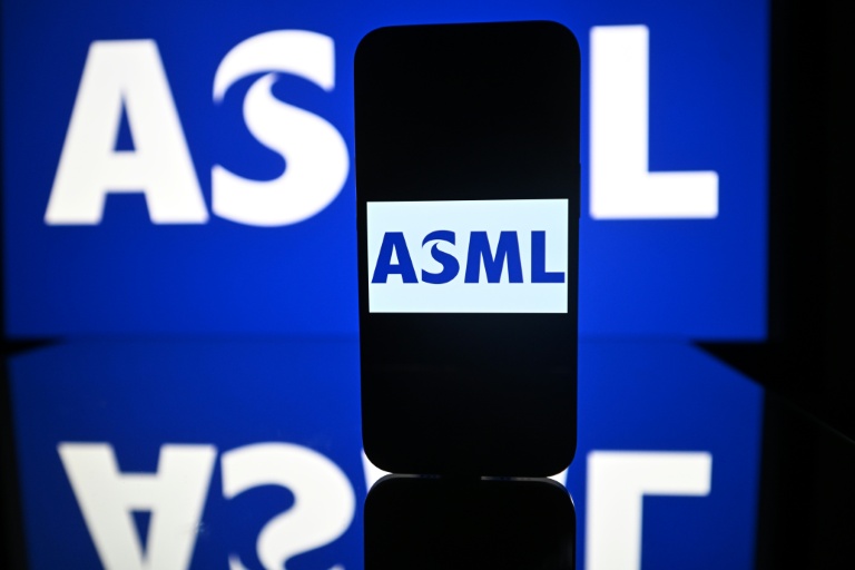 Cette photographie montre des écrans affichant le logo du groupe néerlandais Advanced Semiconductor Materials Lithography (ASML), à Toulouse, dans le sud-ouest de la France, le 9 septembre 2025.