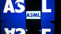 Cette photographie montre des écrans affichant le logo du groupe néerlandais Advanced Semiconductor Materials Lithography (ASML), à Toulouse, dans le sud-ouest de la France, le 9 septembre 2025.