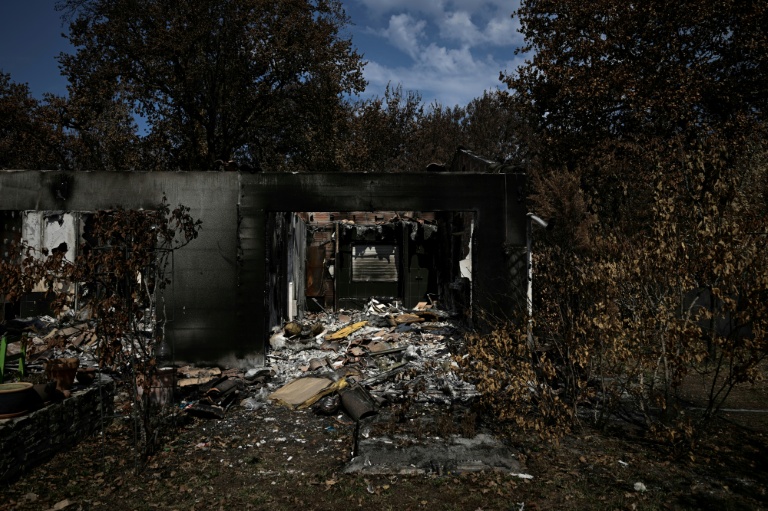 Une maison détruite par un incendie de forêt au Porge, le 13 août 2026 en Gironde