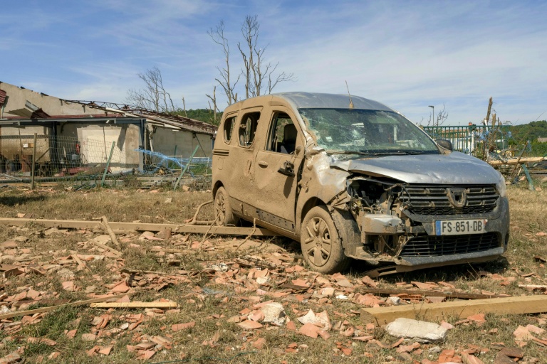 Une voiture endommagée après une tornade à Pomas, le 25 août 2026 dans l'Aude