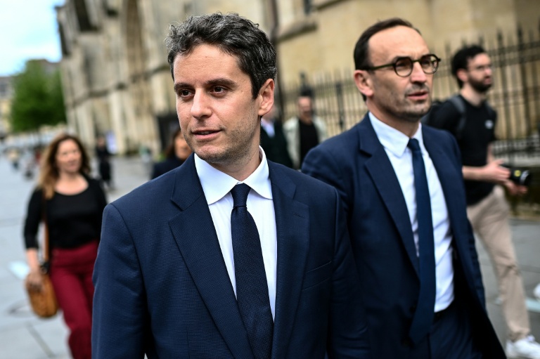 Le secrétaire général de Renaissance, Gabriel Attal (g) et le maire de Bordeaux, Thomas Cazenave (d), le 5 mai 2026 à Bordeaux, en Gironde