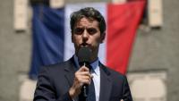 Le secrétaire général du parti Renaissance, Gabriel Attal, lors d'une visite au village de Mur-de-Barrez, le 22 mai 2026 dans l'Aveyron