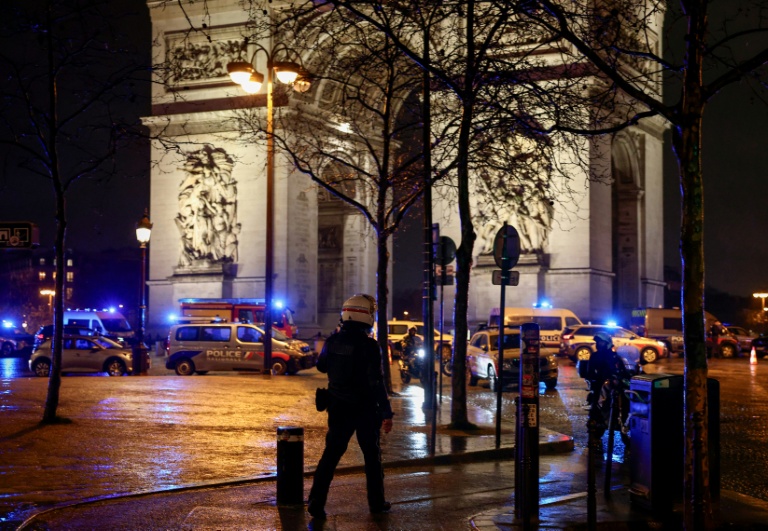 Des policiers bloquent l'accès à une rue de Paris, le 13 février 2026, après qu'un homme armé d'un couteau a été blessé par la police sous l'Arc de Triomphe
