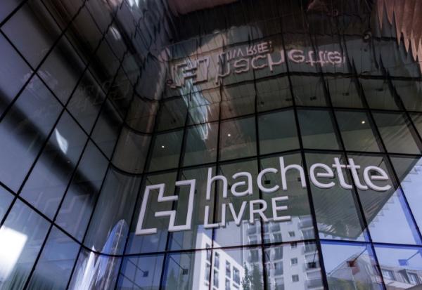 Le groupe d'édition Hachette a rappelé mercredi trois manuels de révision parascolaires qui qualifient de "colons juifs" les victimes de l'attaque du 7-octobre 2023 en Israël, une "falsification des faits" dénoncée par Emmanuel Macron et les organisations juives