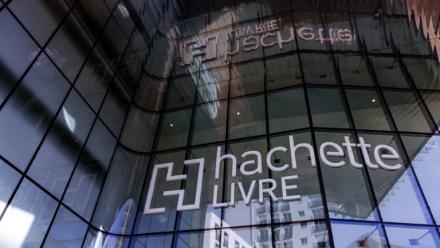Le groupe d'édition Hachette a rappelé mercredi trois manuels de révision parascolaires qui qualifient de "colons juifs" les victimes de l'attaque du 7-octobre 2023 en Israël, une "falsification des faits" dénoncée par Emmanuel Macron et les organisations juives