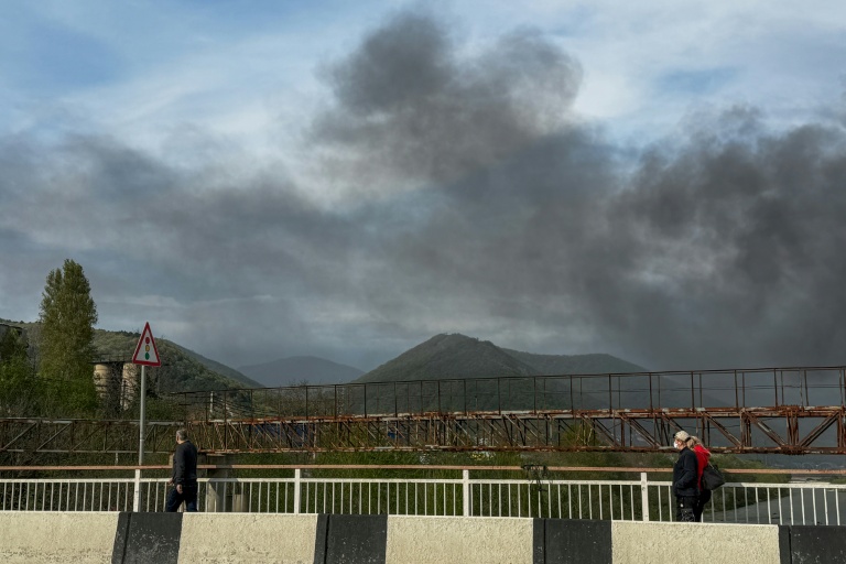 La fumée d'un attaque de drone ukrainien contre la raffinerie de pétrole de Tuapse, dans la région de Krasnodar, le 29 avril 2026 en Russie