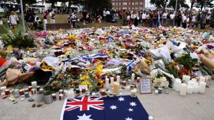 Des fleurs, bougies et drapeaux sont déposés en hommage aux victimes de l'attentat de Sydney, près de la plage de Bondi Beach, en Australie, le 16 décembre 2025