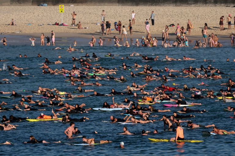 Hommage de nageurs et surfeurs aux victimes de l'attaque de Sydney à la plage de Bondi le 19 décembre 2025