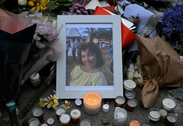 Un portrait de Matilda, petite-fille de 10 ans, tuée lors d'un attentat, est exposé pendant une veillée au Bondi Pavilion, bâtiment bordant la plage, à Sydney, le 16 décembre 2025