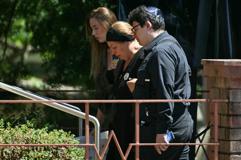 Valentyna la mère de la petite Matilda arrive aux funérailles de sa fille le 18 décembre 2025