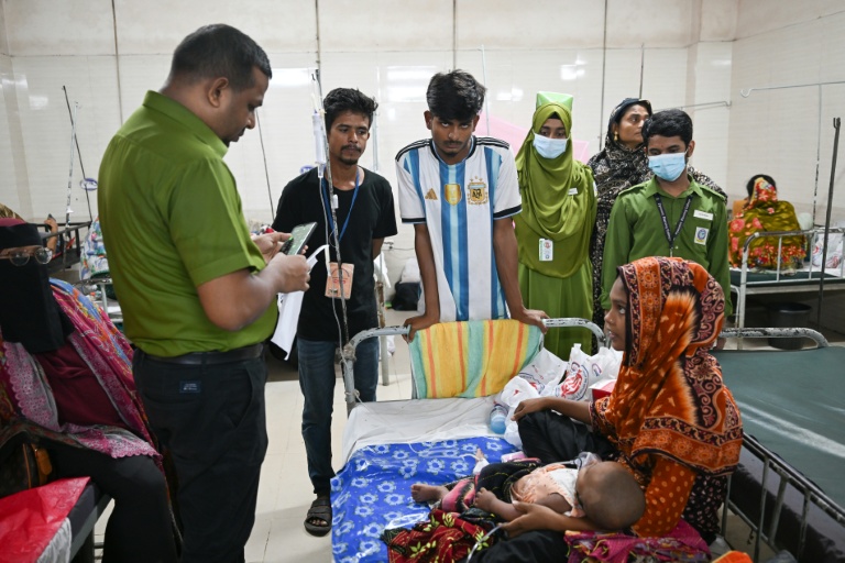 Un enfant reçoit un traitement contre la rougeole à l'hôpital Shishu, le 4 septembre 2026 à Dacca, au Bangladesh