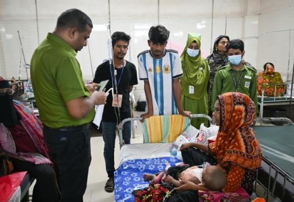 Un enfant reçoit un traitement contre la rougeole à l'hôpital Shishu, le 4 septembre 2026 à Dacca, au Bangladesh