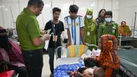 Un enfant reçoit un traitement contre la rougeole à l'hôpital Shishu, le 4 septembre 2026 à Dacca, au Bangladesh