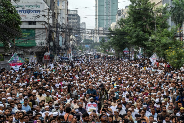 Des milliers de personnes réunies le 5 septembre 2026 à Dacca, point de départ d'une manifestation en direction de la ville portuaire de Chittagong (sud) pour dénoncer les pénuries persistantes de gaz, d'électricité et d'engrais au Bangladesh