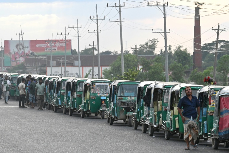 Des rickshaws fonctionnant au gaz naturel comprimé attendent de pouvoir faire un plein, le 12 août 2026 à Brahmanbaria, dans l'est du Bangladesh 