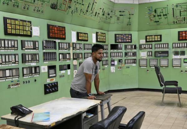 Un employé dans la salle de contrôle de l'usine d'engrais de Ashuganj, à l'arrêt depuis un an, le 12 août 2026 à Brahmanbaria, dans l'est du Bangladesh