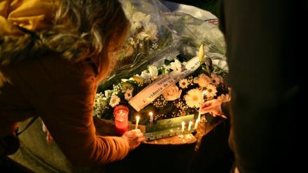 Des bougies en hommage à Dan Elkayam, victime de la fusillade sur la plage de Bondi à Sydney, au Bourget en Seine-Saint-Denis le 16 décembre 2025