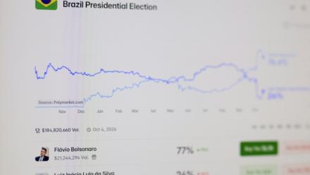 Le site web de la plateforme de prédictions Polymarket sur un écran d’ordinateur montrant les tendances des deux candidats à la présidentielle Flavio Bolsonaro et le président sortant Luis Inacio Lula da Silva, le 16 octobre 2026 à Rio de Janeiro, au Brésil