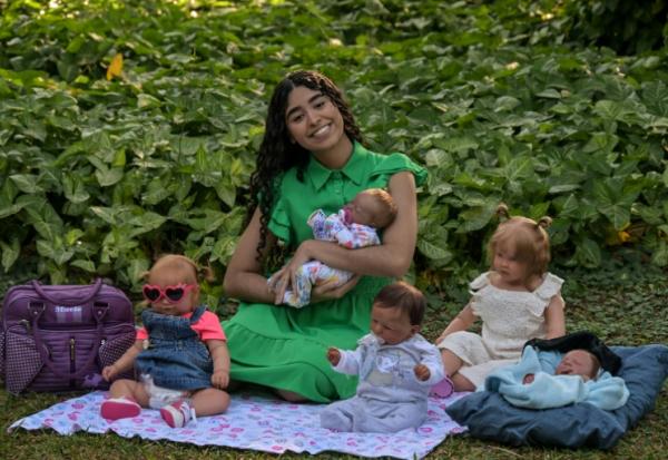 La youtubeuse Gabi Matos et sa collection de "bébés reborn" à Campinas, dans l'État de Sao Paulo, le 22 mai 2025 au Brésil