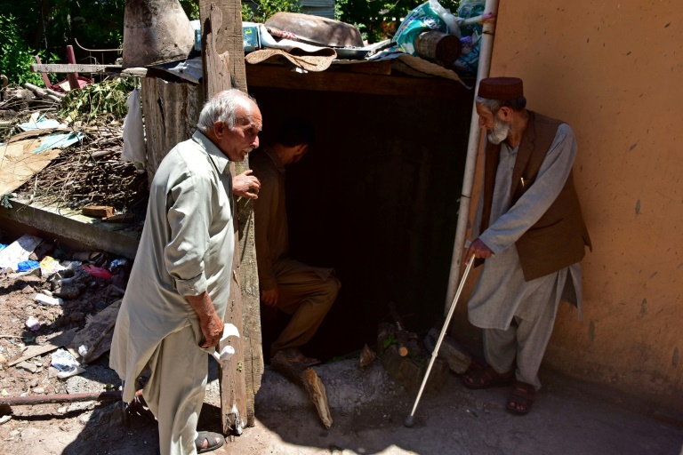 Des habitants nettoient et préparent un bunker souterrain près de leurs maisons dans le village de Chakothi, au Cachemire sous administration pakistanaise, près de la ligne de contrôle (LoC), le 27 avril 2025