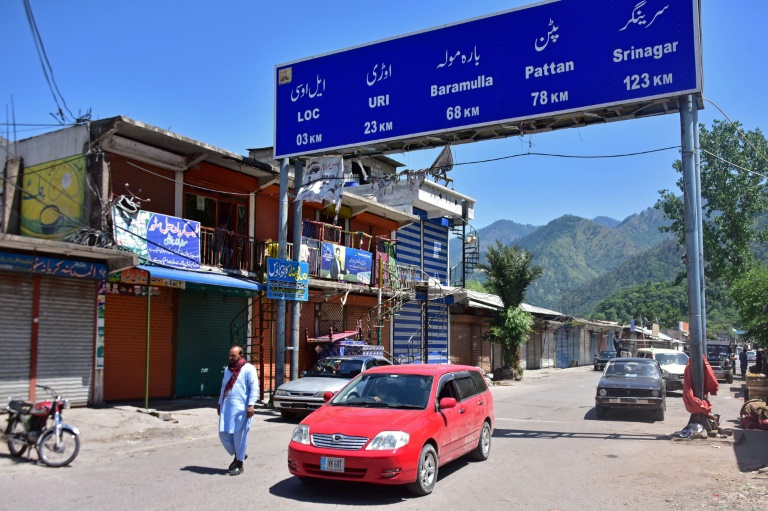 Des magasins fermés dans village de Chakothi, au Cachemire sous administration pakistanaise, près de la ligne de contrôle (LoC), le 27 avril 2025