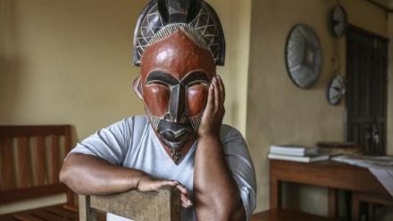 Une femme, expulsée par les Etats-Unis vers un "pays tiers", à Yaoundé, le 9 septembre 2026