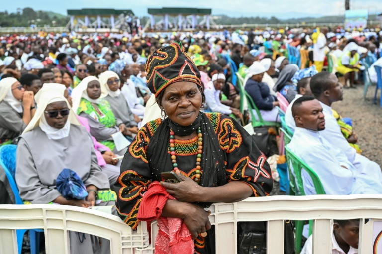 Des fidèles assistent à la messe célébrée par le pape Léon XIV à l'aéroport de Bamenda,  le 16 avril 2026 au Cameroun