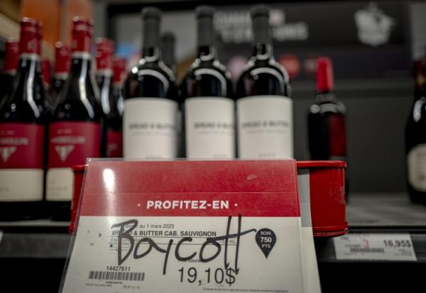 Un graffiti appelant au boycott d’un vin américain dans un magasin d’alcool à Montréal, au Canada, le 3 février 2025