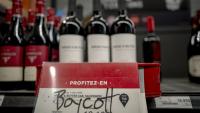 Un graffiti appelant au boycott d’un vin américain dans un magasin d’alcool à Montréal, au Canada, le 3 février 2025