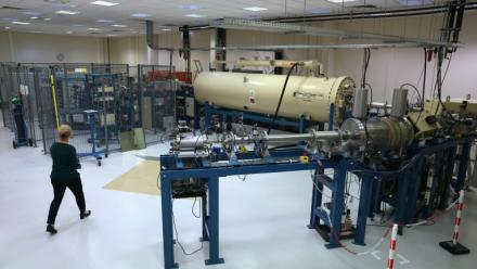L'accélérateur de particules du Laboratoire de Mesure du Carbone 14 du Commissariat à l’énergie atomique et aux énergies alternatives (CEA), le 22 mai 2025 à saclay, près de Paris