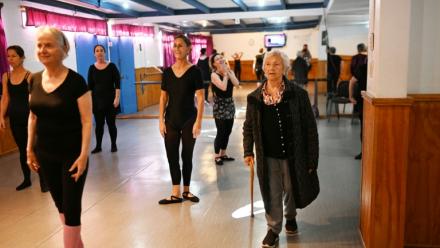 La ballerine centenaire Evelyn Cordero (à droite) observe ses élèves, âgées de 50 à 80 ans, au Conservatorio Danza Experimental de Santiago, le 19 mai 2026, au Chili
