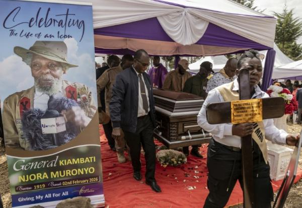 Des proches portent le cercueil de Christopher Njora Muronyo, un des "généraux oubliés" de l'insurrection Mau Mau dans les années 1950 au Kenya, le 14 février 2026 dans le comté de Nyandarua
