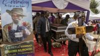 Des proches portent le cercueil de Christopher Njora Muronyo, un des "généraux oubliés" de l'insurrection Mau Mau dans les années 1950 au Kenya, le 14 février 2026 dans le comté de Nyandarua
