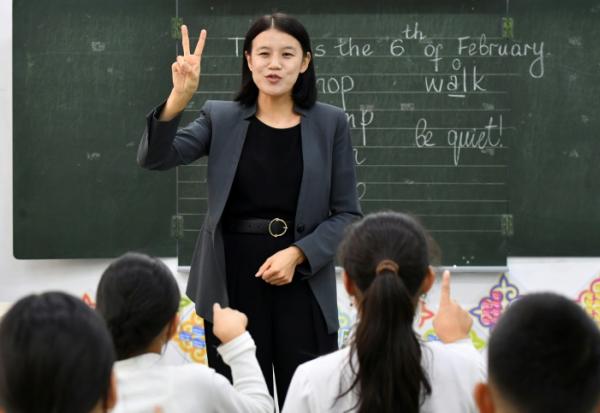 Une professeure d'anglais dans une école d'un village de Boukara, dans le nord-ouest du Kirghizstan, le 6 février 2026