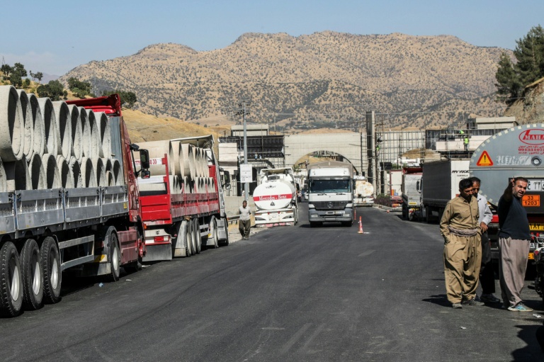 Des chauffeurs de camion iraniens attendent de pouvoir repasser la frontière iranienne dans le district de Penjwen, près de la frontière avec l'Iran, dans la région autonome du Kurdistan irakien, le 21 septembre 2026