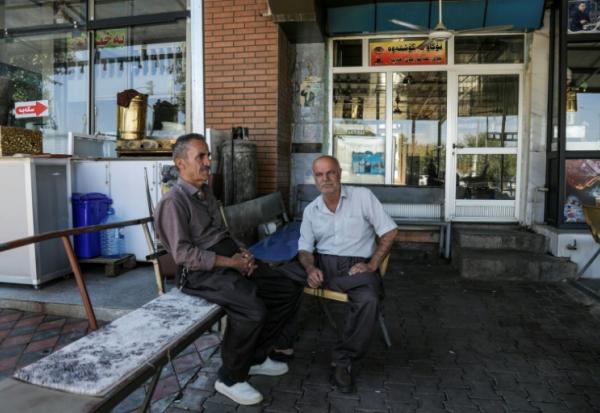 Hadi Abdullah (G) et Ahmed Ali, des Kurdes irakiens, le 21 septembre 2026 dans le district de Penjwen, près de la frontière avec l'Iran, dans la région autonome du Kurdistan irakien