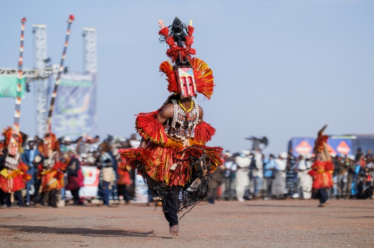 Danse des masques de l’ethnie dogon lors d'un festival à Bamako, le 1er février 2025 