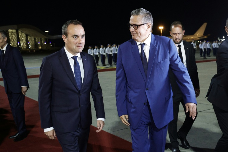 Le Premier ministre français Sébastien Lecornu (g) accueilli par le Premier ministre marocain Aziz Akhannouch à son arrivée à l'aéroport de Rabat-Salé, le 15 juillet 2026 à Rabat, au Maroc