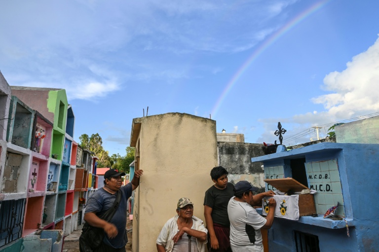Des personnes se préparent à nettoyer les restes d'un proche avant les célébrations du Jour des morts au cimetière de Pomuch, dans l'État de Campeche, au Mexique, le 19 octobre 2025